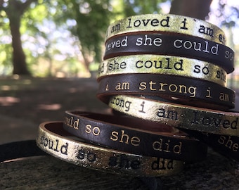 Pulsera de afirmación de cuero estampada a mano, piel de vaca italiana, hecha en Londres