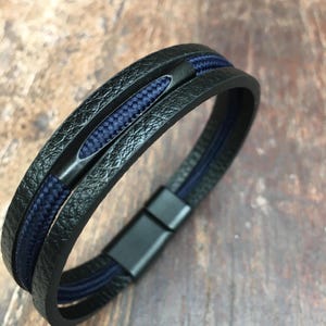 男性用本革ブレスレット、スタイリッシュな男性への素敵なギフト、クールなデザイン、ネイビーブルーのメンズジュエリーとアクセサリー、優れた価値