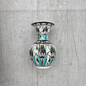 Handmade Turkish Ceramic Vase – 20 cm (7.87”) Decorative Tulip Motif Pottery – Kütahya Style Floral Art – Unique Home Decor Accent