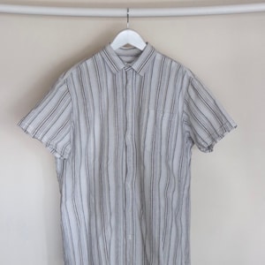 Chemise boutonnée vintage à manches courtes à rayures verticales, chemise en lin pour homme taille XL blanche et grise