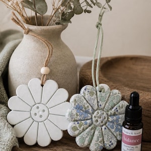 Daisy Clay Essential Oil Diffuser: Aromatherapy Car Fragrance, 2 designs white with green detail or decoupage