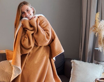 Cuddly blanket with sleeves - camel/sand white | Created for "chilblains" | XL size with freedom of movement | Made in Germany | 100% vegan