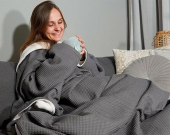 Cuddly blanket with sleeves - grey/sand white | Created for "chilblains" | XL size with freedom of movement | Made in Germany | 100% vegan