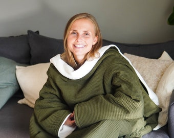 Blanket with sleeves - forest green/sand white | Created for "chilblains" | XL size with freedom of movement | Made in Germany | 100% vegan