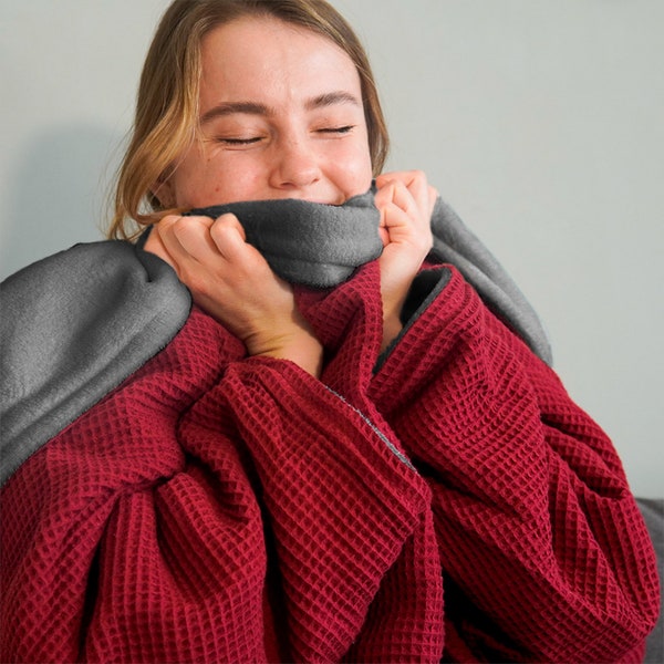 Kuscheldecke mit Ärmeln - Weinrot/Stahlgrau | Für "Frostbeulen" kreiert | XL Größe mit Bewegungsfreiheit | Made in Germany | 100% vegan