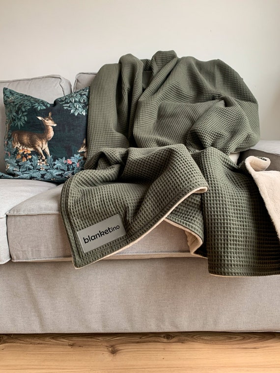 Kuscheldecke – Waldgrün/Sandweiß “Vollkommen” – 145 x 210 cm I mit Bestickung I Sofadecke I Wohndecke in Dunkelgrün I Einrichtung