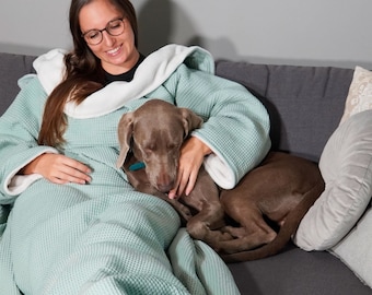 Kuscheldecke mit Ärmeln - Mint/Sandweiß | Für "Frostbeulen" kreiert | XL Größe mit Bewegungsfreiheit | Made in Germany | 100% vegan