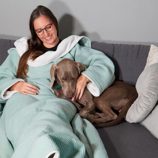 Kuscheldecke mit Ärmeln - Mint/Sandweiß | Für "Frostbeulen" kreiert | XL Größe mit Bewegungsfreiheit | Made in Germany | 100% vegan