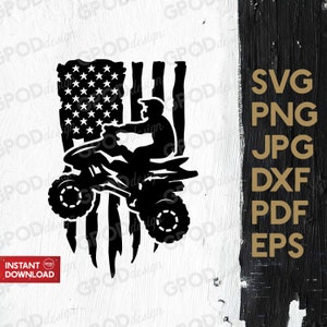 Pode incluir: Silhueta preta e branca de um ATV dirigindo sobre uma bandeira americana desgastada. O ATV tem um condutor. A imagem está sobre um fundo de madeira de grão preto e branco. O texto "SVG PNG JPG DXF PDF EPS" está em texto dourado no lado direito da imagem.