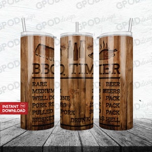 以下が含まれることがあります： 木目調のデザインが施されたステンレス製のタンブラー3個。タンブラーには「BBQ TIMER」の文字と、肉の焼き加減のレベルとそれに対応するビールの量を示すリストが書かれています。