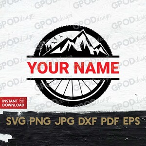 Peut inclure: Conception en noir et blanc de montagne et de roue de vélo avec le texte "YOUR NAME" en rouge. Le design est sur un fond blanc avec une texture de grain de bois.