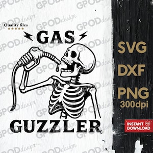 Pode incluir: Gráfico a preto e branco de um esqueleto a beber de um bico de bomba de gasolina. A palavra "GAS" está acima da cabeça do esqueleto, com raios em ambos os lados. Abaixo, a palavra "GUZZLER".