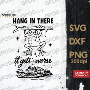 Puede incluir: Diseño digital en blanco y negro con una rana colgando de una rama, texto "HANG IN THERE". Debajo, un caimán y el texto "it gets worse". Incluye formatos de archivo SVG, DXF y PNG.