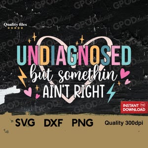 Op de afbeelding: Een zwart-wit grafisch ontwerp met een hartvorm en de tekst "UNDIAGNOSED but somethin AIN'T RIGHT". De tekst is in een kleurrijk lettertype met roze, gele, blauwe en groene kleuren. Er zijn kleine hartjes en bliksemschichten rond de tekst.