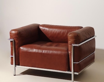 Originaler Sessel LC3 von Le Corbusier für Cassina. Dunkelkamelleder.
