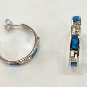 Boucles d&#39;oreilles en argent avec motif grec et opale bleue.