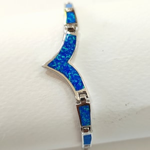 Pulsera de plata, diseño griego, con piedras de ópalo azul.