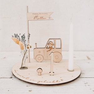 Traktor Kerzenteller personalisiert inkl. Wimpel, Zahl, Vase und weisser Kerze | Geburtstagsteller | Kerzenteller | Geburtstagszug |