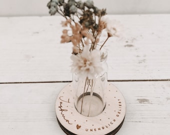 Small consolation gift set made of engraved wood including a glass vase and dried flowers