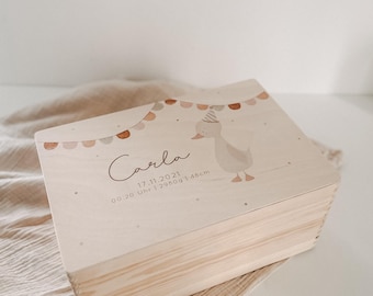 Personalisierte Holz Erinnerungsbox mit Name | Baby Geschenk zur Geburt & Taufe | Handgezeichnetes Motiv | Schatzkiste mit Geburtsdaten