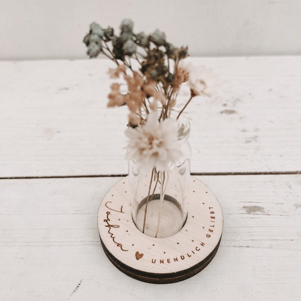 Small consolation gift set made of engraved wood including a glass vase and dried flowers