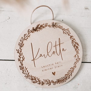 Holzschild Blumenkranz und Name graviert Sternenkind