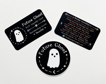 Può includere: Tre carte in bianco e nero con un'illustrazione di un fantasma e il testo "Future Ghost" e "Member Incantation". Il testo sulla carta recita: "Jack O' lanterns carved for fright. candle burning through the night. Witches flying overhead. Ghosts creep quiet as they ream. cackle to invoke the dead. Make you shiver in your home. Vampires wake in the night. hunt for blood and take a bite. Black cats, costumes, zombies seen. haunted hearts. for Halloween! TheSketchyPumpkin.com"