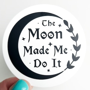 Sticker The Moon Made Me Do It, support blanc, sorcellerie, païen, effrayant