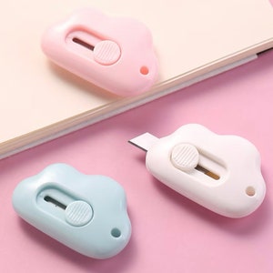 Niedliche trendige ROSA Wolke Box Cutter, Mini Papierschneider, einziehbar, Geschenk, Allzweckmesser für Schreibwaren, Sicherheitswerkzeug, Bastelmesser