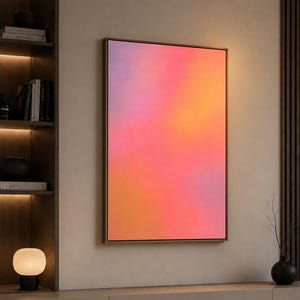 Könnte beinhalten: Ein rechteckiges Wandbild mit einem vertikalen Farbverlauf, der von sanftem Violett oben links zu leuchtenden Orange- und Rosatönen in der Mitte und rechts übergeht, eingefasst in einen dünnen, dunkelmetallischen Rahmen.