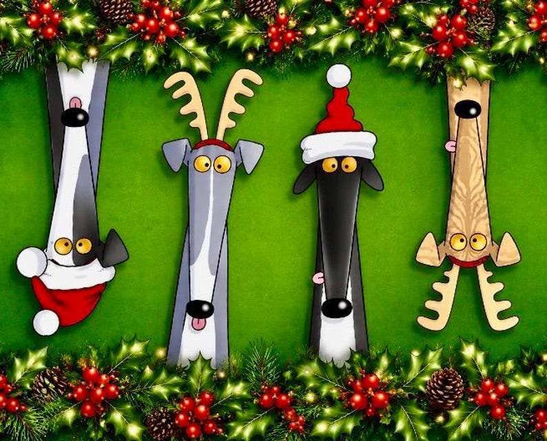 Pu&ograve; includere: Un'illustrazione decorativa con quattro cani stilizzati disposti verticalmente su uno sfondo verde. Un cane indossa un cappello da Babbo Natale, un altro ha corna di renna, un terzo indossa un cappello da Babbo Natale e il quarto &egrave; capovolto.