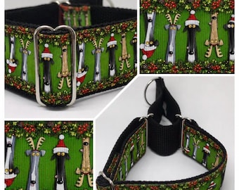 Può includere: Un collare per cani verde con un motivo ripetuto di cani tipo levriero che indossano cappelli da Babbo Natale e corna di renna, bordato da agrifoglio e bacche. Il collare include una fettuccia nera, finiture in metallo argentato.