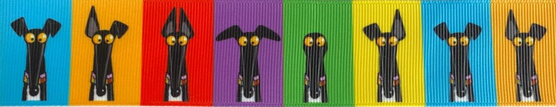 Op de afbeelding: Een kleurrijk lint met cartoon windhond gezichten. Elke hond, met zijn grote gele ogen, staat tegen een andere gekleurde achtergrond: blauw, oranje, rood, paars, groen, geel en blauw. De honden hebben zwarte lichamen en lange snuiten.