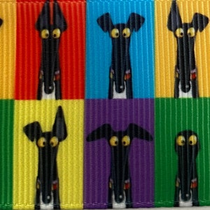 Op de afbeelding: Een kleurrijk lint met een herhaald patroon van cartoon windhonden. Elke hond heeft een zwart lichaam, een witte borst en grote gele ogen. De achtergrond wisselt af tussen rode, gele, groene, blauwe, paarse en turquoise verticale strepen.