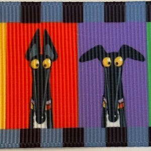 Op de afbeelding: Een kleurrijk lint met zes cartoon windhonden met grote, expressieve ogen. Elke hond staat tegen een andere levendige achtergrondkleur: blauw, geel, rood, paars, groen en geel. Het lint heeft een zwart-blauwe geblokte rand.