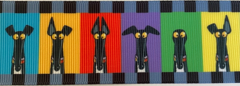 Op de afbeelding: Een kleurrijk lint met zes cartoon windhonden met grote, expressieve ogen. Elke hond staat tegen een andere levendige achtergrondkleur: blauw, geel, rood, paars, groen en geel. Het lint heeft een zwart-blauwe geblokte rand.