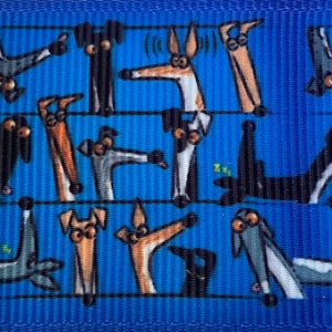 Op de afbeelding: Blauw patroonlint met een herhalend ontwerp van cartoonhonden in verschillende poses. De honden zijn in tinten bruin, grijs en zwart, waarvan sommige lijken te slapen. Het lint is geschikt voor knutselen of huisdieraccessoires.