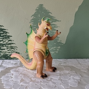 Vintage gigan gaiju dor mei imperial female godzilla toy figurine 80's motu ko galaxy fighters y2k chinasaur dragon yellow red green Japan