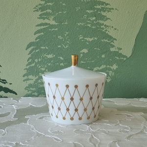 Op de afbeelding: Witte suikerpot met een gouden geometrisch patroon en een gouden knop op de deksel.