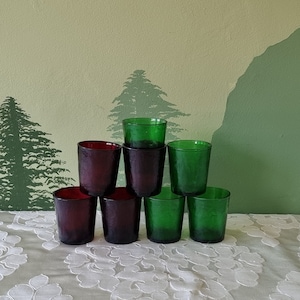 Vintage Arcoroc Sierra water glass cup, 70's, emerald green, ruby red, textured, juice, drink, France.