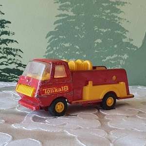 Vintage Tonka fire truck 70&#39;s red yellow metal custom tiny 18 pressed steel toy car made in USA