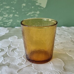 Bicchiere d'acqua vintage Arcoroc Sierra, anni '70, verde smeraldo, rosso rubino, testurizzato, succo, bevanda, Francia. immagine 7