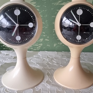 vintage Blessing mechanical wind up alarm clock round white 70's west germany space age tulip design glow in the dark plastic afbeelding 2