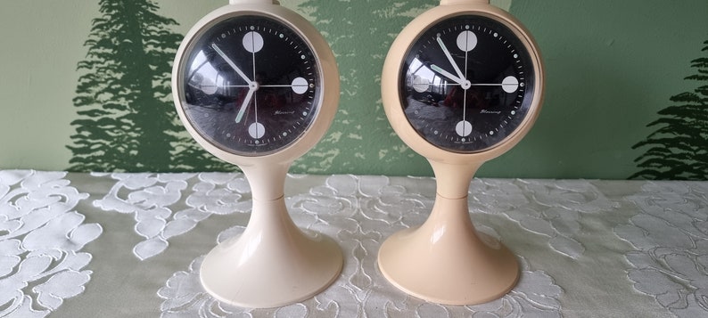 vintage Blessing mechanical wind up alarm clock round white 70's west germany space age tulip design glow in the dark plastic afbeelding 2