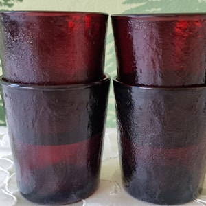 Bicchiere d'acqua vintage Arcoroc Sierra, anni '70, verde smeraldo, rosso rubino, testurizzato, succo, bevanda, Francia. immagine 4