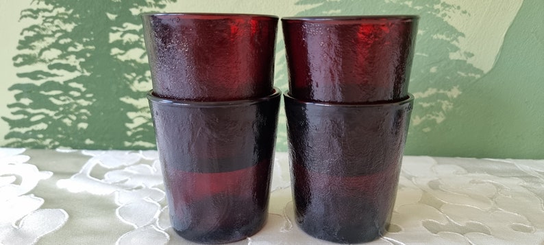 Bicchiere d'acqua vintage Arcoroc Sierra, anni '70, verde smeraldo, rosso rubino, testurizzato, succo, bevanda, Francia. immagine 4