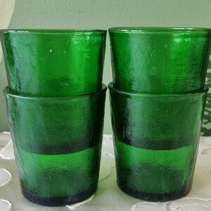 Bicchiere d'acqua vintage Arcoroc Sierra, anni '70, verde smeraldo, rosso rubino, testurizzato, succo, bevanda, Francia. immagine 3
