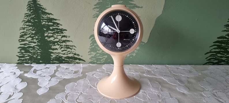 vintage Blessing mechanical wind up alarm clock round white 70's west germany space age tulip design glow in the dark plastic afbeelding 7