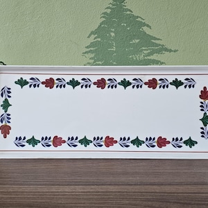 Könnte beinhalten: Ein rechteckiges Serviertablett in Weiß mit einem blauen, grünen und roten floralen Rand.