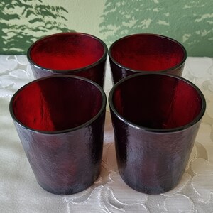 Bicchiere d'acqua vintage Arcoroc Sierra, anni '70, verde smeraldo, rosso rubino, testurizzato, succo, bevanda, Francia. immagine 5